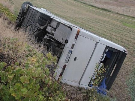 Avtobus yüksəklikdən AŞDI: 26 ÖLÜ