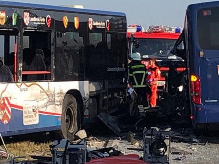 Bu ölkədə məktəb avtobusu aşdı: 3 uşaq xəsarət aldı