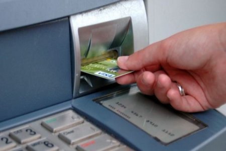 Bankomatdan pul çıxararkən ehtiyatlı olun!
