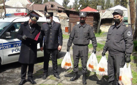 Zaqatalada polis yaşlı insanlara ərzaq yardımı edib