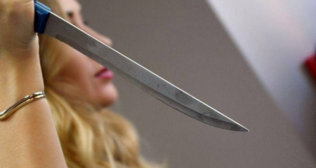 Bakıda qadın övladını öldürmək istəyən ərini bıçaqladı