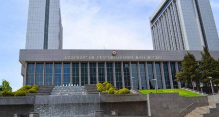 Milli Məclisdə iyul şəhidlərinin əziz xatirəsi bir dəqiqəlik sükutla yad edilib