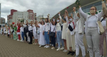 Ağ geyimli qadınların etirazı - Minskli qadınlar zorakılığı dayandırmağı tələb edirlər