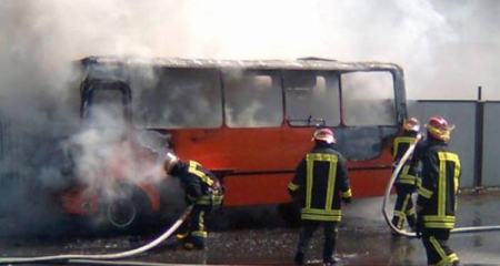 Bakıda sərnişin avtobusu yanıb