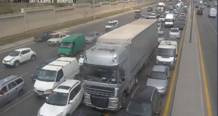 Bakıda yol qəzası sıxlığa səbəb olub
