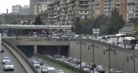 Bakının bir çox yollarında sıxlıq yaranıb