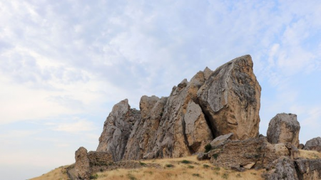 Kişi Beşbarmaq dağında köməksiz qaldı