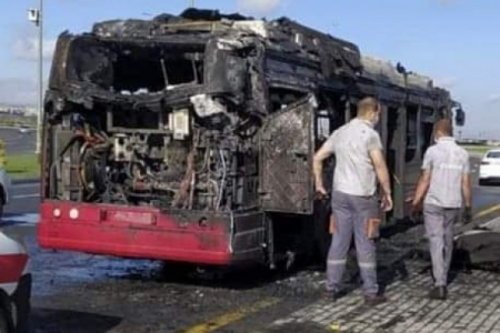 Bakıda sərnişin avtobusu YANDI - FOTO