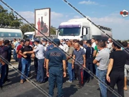 Ermənilər İrana gedən avtomobil yolunu bağladı