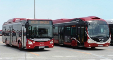 Bakıda "Bakubus" "Lexus"a çırpıldı, tıxac yarandı - Foto