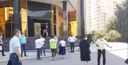 Pulunu ala bilməyənlər Mərkəzi Bankın qarşısına toplaşdı
