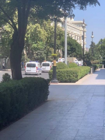 Polis maşınları AMEA Rəyasət Heyəti binasının qarşısında: Deyəsən Mehdiyevin "qonağ"ı var