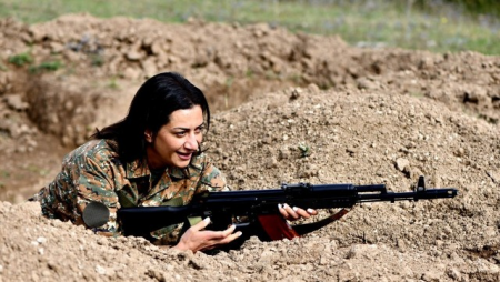 Azərbaycanlı xanımlardan Akopyanın silahlı fotosessiyasına ETİRAZ