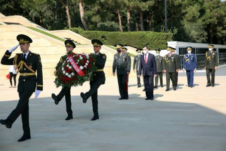 Bakı şəhərinin azad edilməsinin 102 illiyi ilə əlaqədar Şəhidlər xiyabanı və Türk Şəhidliyi ziyarət olunub