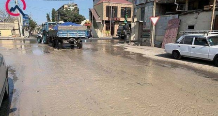 Xırdalanda kanalizasiya xətti partladı, yolları su basdı - Foto