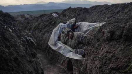 Erməni əsgəri səngərdə sellofanın üstündə yatır: "Paşinyan, erməni əsgərinin yataq kisəsi haradadır?" - FOTO