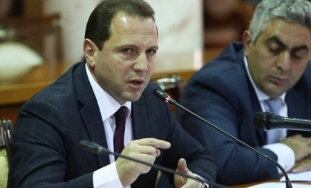 Başlandı: Ermənistanda müdafiə naziri ilə general əlbəyaxa oldu