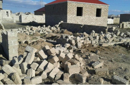 İcra Hakimiyyəti ön cəbhədə döyüşən əsgərin tikilməkdə olan evini sökdürüb (FOTOLAR)