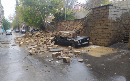 Bakıda yağış hasarı aşırdı, 3 maşın altında qaldı - Video