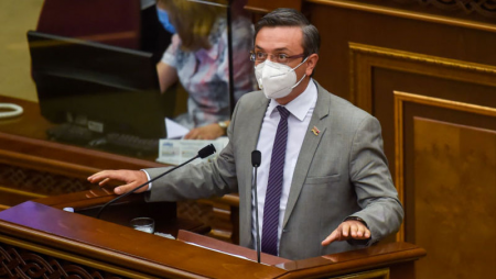 Ermənistan parlamentində qalmaqal: müxalif deputatları iclas zalını tərk etdi