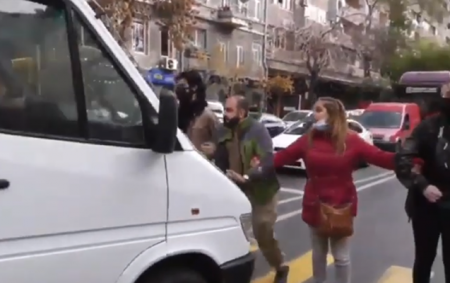 Ermənistanda sürücü avtobusu etirazçıların üzərinə sürdü - Video
