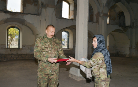 İlham Əliyev Məkkədən gətirdiyi Quranı Ağdam məscidinə bağışladı - FOTO