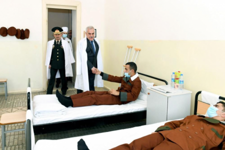 Vasif Talıbov yaralı hərbçilərə baş çəkdi - FOTO