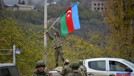 Hərbçilərimiz Laçın şəhərini bayraqla bəzədi - FOTOLAR
