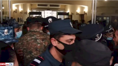 Erməni polisindən itgin əsgərlərin valideynlərinə qarşı zorakılıq - Video