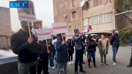 Ermənistanda deputatın anası etirazçıların üzərinə qaynar su tökdü - Video