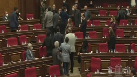 Ermənistan parlamentində gərginlik: “Siz sadəcə avamsınız”