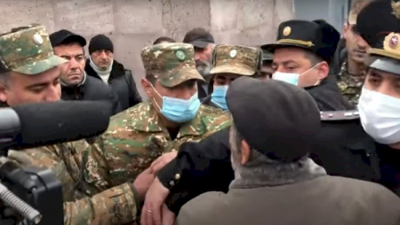 İtkin düşən erməni əsgərin atası polislərə hücum etdi - VİDEO