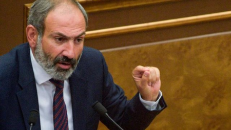 Polislər Paşinyanın istefasını istəyən aksiyaçını yerə sərdilər - VİDEO