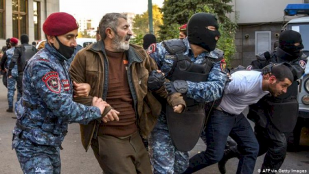 Ermənistanda etirazçılar Müdafiə Nazirliyini ələ keçirdilər