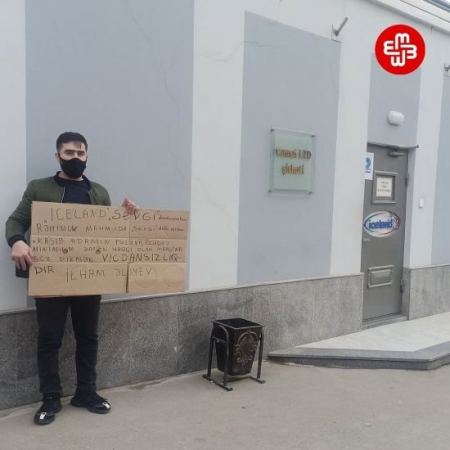 “İceland şirkəti”nin binasının qarşısında etiraz