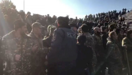 İşğalçıların məzarlarını ziyarət etmək istəyən Paşinyanı qəbiristanlığa buraxmaq istəmədilər - Video