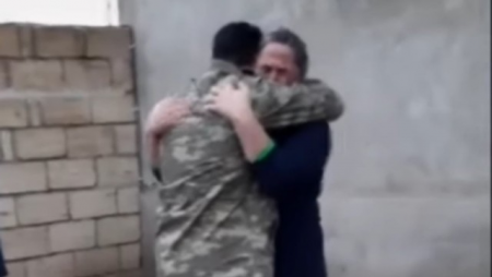 Cəbhədən qayıdan əsgər şəhid dostunun anasına baş çəkdi - VİDEO