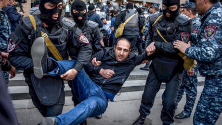 Ermənistanda həbslər başladı