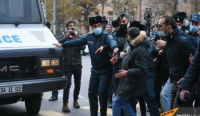 Ermənistanda polis maşını insanların üstünə sürdürdü - VİDEO