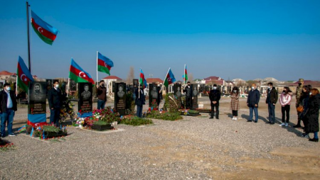 Gənclər şəhidlərimizi ziyarət ediblər