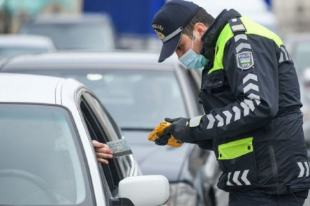 Postlardan icazəsiz keçməyə çalışan 2 225 avtomobil geri qaytarıldı