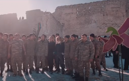 Xarı Bülbül emblemi Şuşanın girişində sancıldı - VİDEO