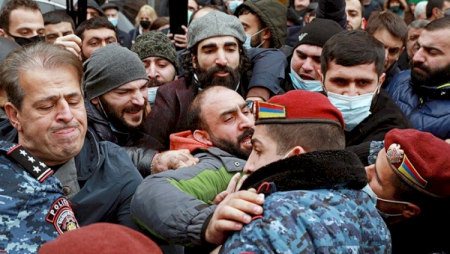 “Paşinyan kimi anormalla heç bir ölkə danışıq aparmaz” - İşxan Saqatelyan