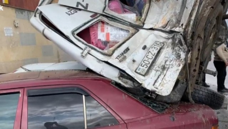 Bakıda mikroavtobus iki maşının üzərinə aşdı - Video
