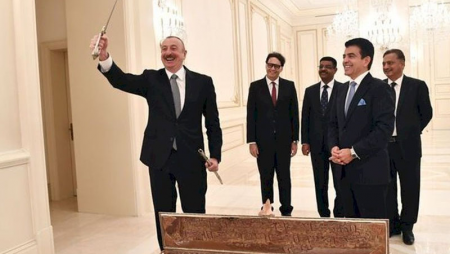 İlham Əliyevə qılınc hədiyyə edildi - FOTO