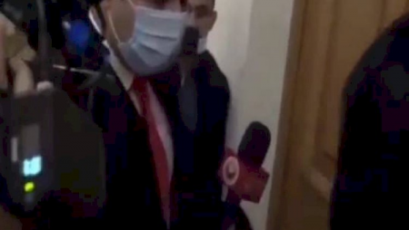 Erməni deputat jurnalistin mikrofonunu oğurladı