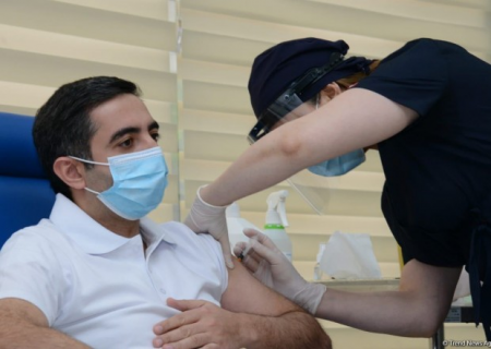 Ramin Bayramlı və Zaur Əliyev COVID-19 peyvəndinin ikinci dozasını vurdurdu