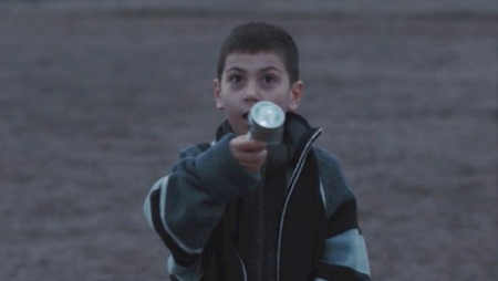 Əlindəki fənər onu ölümdən qurtardı - Video