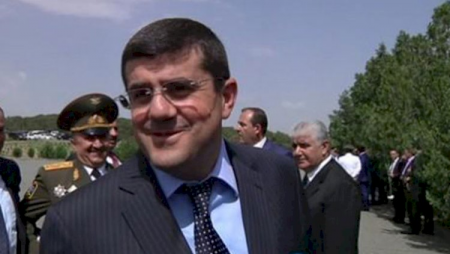 Arayik Arutyunyanı İrəvanda döydülər