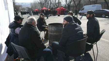 Yerevanda etirazçılar meydanlarda gecələyir